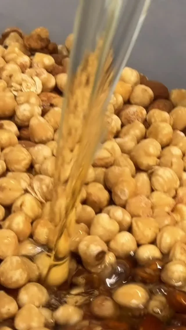 Unser Granola ist das Beste in ganz Berlin – frisch, hausgemacht & einfach himmlisch! 🥣 Direkt aus unserer eigenen Bäckerei für euch. ✨🇬🇧 Our granola is the best in all of Berlin – fresh, homemade & simply heavenly! 🥣 Made right here in our own bakery for you. ✨#berlincafe #berlin #berlineats #berlinfoodies #berlinbakery #foodguide #granola #homemade