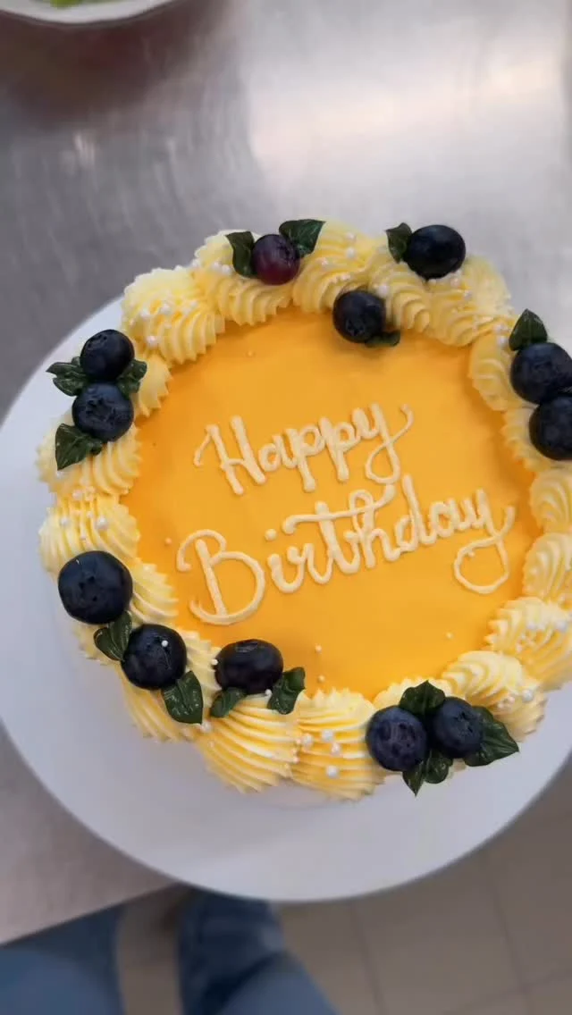 Deine Traumtorte wartet schon! 💫
Ob Geburtstag, Hochzeit oder einfach zum Genießen – wir gestalten deine Wunschtorte ganz nach deinen Vorstellungen.
Mehr Infos auf unserer Website.🇬🇧 Your dream cake is already waiting for you! 💫
Whether it’s for a birthday, wedding, or simply to treat yourself – we’ll create your custom cake exactly the way you imagine it.
Find out more on our website.#weddingcake #konditorei #berlin #birthdaycake #cake