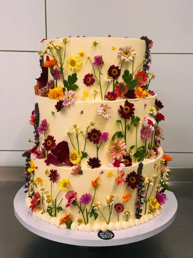 Blüten, feine Details und eine Torte, die für deinen besonderen Moment gemacht ist. 🌸🎂✨Wir backen und gestalten jede Torte individuell nach deinen Wünschen – vom Geschmack bis zum Design. Ob Hochzeit, Geburtstag oder ein anderer besonderer Anlass: So entsteht eine Kreation, die genauso einzigartig ist wie der Moment selbst.Und damit deine Torte entspannt bei dir ankommt, liefern wir sie auf Wunsch auch direkt zu deiner Location. 💫Mehr über unsere individuellen Torten erfährst du auf unserer Website.🇬🇧 Flowers, delicate details and a cake made for your special moment. 🌸🎂✨Every cake is baked and designed individually to suit your wishes – from flavour to design. Whether it’s a wedding, birthday or another special occasion, we create a cake that feels just as unique as the moment itself.And for an effortless experience, we can also deliver your cake directly to your venue upon request. 💫Discover more about our custom cakes on our website.#weddingcake #konditorei #berlin #birthdaycake #floralcake