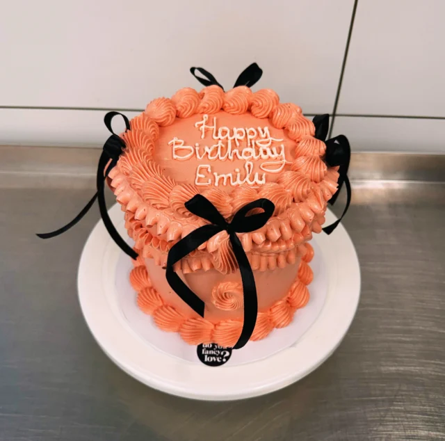 🎂 Auf der Suche nach einer personalisierten Geburtstagstorte? Wir kreieren deine ganz persönliche Traumtorte!
Auf unserer Website kannst du deine Lieblingstorte ganz nach deinen Wünschen gestalten. Und das Beste: Wenn du in Berlin und Umgebung wohnst, liefern wir deine Torte auch direkt zu dir nach Hause. 🏠
 
🇬🇧 Looking for a personalised birthday cake? We’ll create your dream cake! 🎂
Design your perfect cake on our website and make it truly your own. And the best part? If you live in Berlin or the surrounding area, we can deliver your cake straight to your door. 🏠
Create your dream cake and make their next birthday extra special!#cake #personalizedcake #konditorei #berlin #birthdaycake