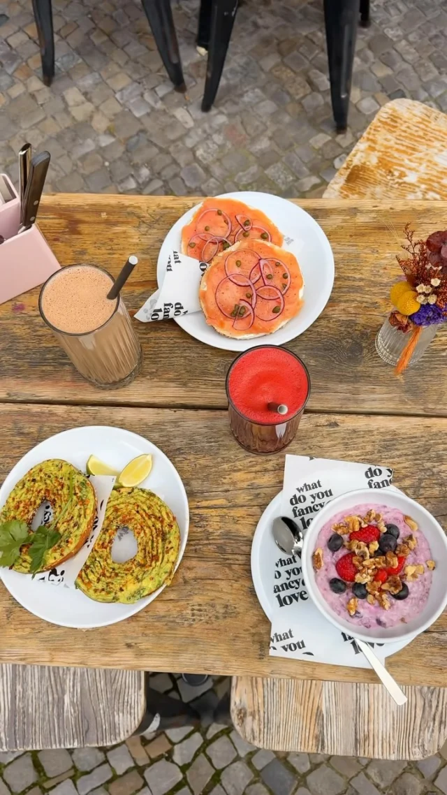 Happy Friday! ☕️✨Bei uns sieht jeder Frühstückstisch zum Verlieben aus. Falls ihr also noch auf der Suche nach einem gemütlichen Frühstücksspot fürs Wochenende seid, kommt gerne bei uns vorbei! Wir freuen uns auf euren Besuch. 🫶🏼🇬🇧 Happy Friday! ☕️✨Every breakfast table here looks simply irresistible. So, if you’re still looking for a cozy breakfast spot for the weekend, come by and join us! We can’t wait to welcome you. 🫶🏼
#berlin #berlinbrunch #foodspots #breakfast #berlinfoodspots