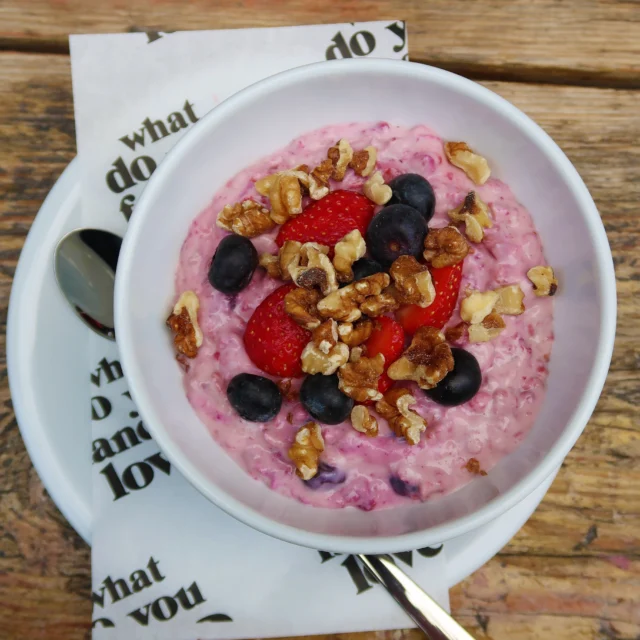 Frühstücksliebe auf den ersten Löffel! 🥣Unser hausgemachtes veganes Bircher Müsli ist ein absoluter Gaumenschmaus - herrlich cremig, fruchtig und einfach sooo lecker! 🍓Perfekt für einen richtig guten Start in den Tag oder eine kleine Genuss-Auszeit zwischendurch. 🫶🏼Schon probiert? 😍🇬🇧 Breakfast love at first spoonful! 🥣Our homemade vegan Bircher muesli is an absolute treat – wonderfully creamy, fruity and simply sooo delicious! 🍓Perfect for a great start to the day or a little moment of indulgence in between. 🫶🏼Have you tried it yet? 😍#birchermüsli #vegan #veganfood #frühstücksliebe breakfast