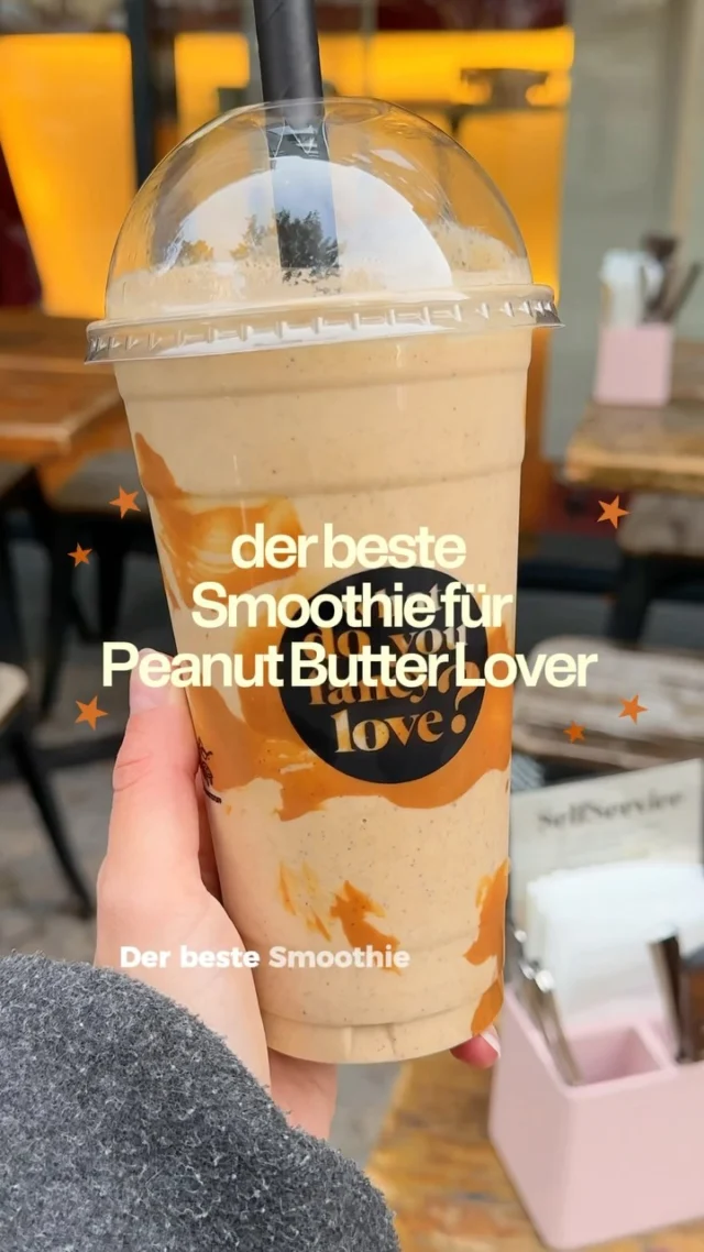 Power zum Schlürfen! 🥜Unser Protein Butter Power Smoothie ist ein echtes Powerpaket – herrlich cremig, nussig und einfach sooo lecker!Perfekt für einen energiegeladenen Start in den Tag, als Stärkung zwischendurch oder einfach für deinen nächsten Genussmoment.Schon probiert? 🥤🇬🇧 Power in every sip! 🥜Our Protein Butter Power Smoothie is a real powerhouse – wonderfully creamy, nutty and simply sooo delicious!Perfect for an energizing start to the day, a little boost in between or simply your next moment of indulgence.Have you tried it yet? ✨#berlin #berlinfoodies #smoothielove #smoothie #berlincafe