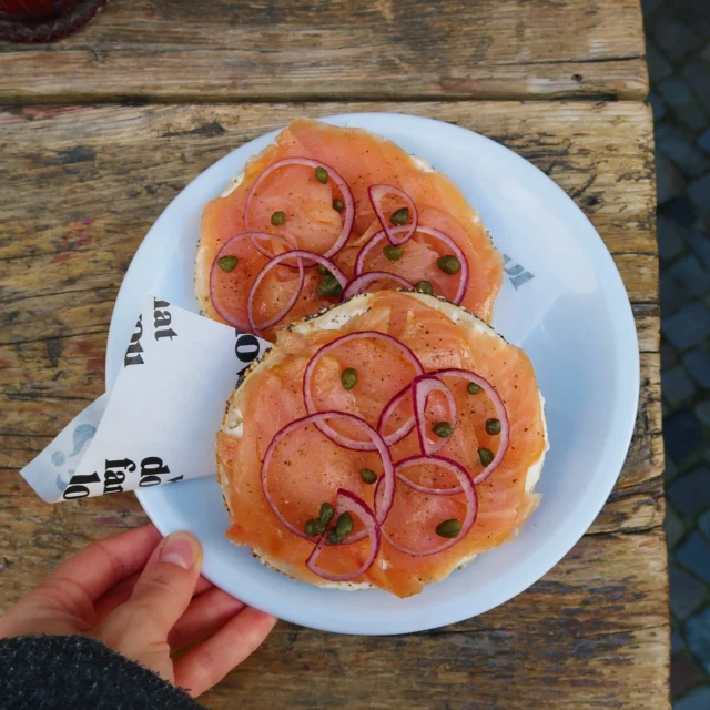 Unser beliebter Salmon Bagel 🥯 Frisch belegt mit zartem Lachs, Kapern und Zwiebeln – die perfekte Kombination für alle, die es herzhaft und lecker lieben. Schon probiert? 🤍🇬🇧 Our popular Salmon Bagel 🥯 Freshly topped with tender salmon, capers and onions – the perfect combination for everyone who loves something savoury and delicious. Have you tried it yet? 🤍#berlin #berlinfoodguide #foodguide #foodspots #berlinfoodspots