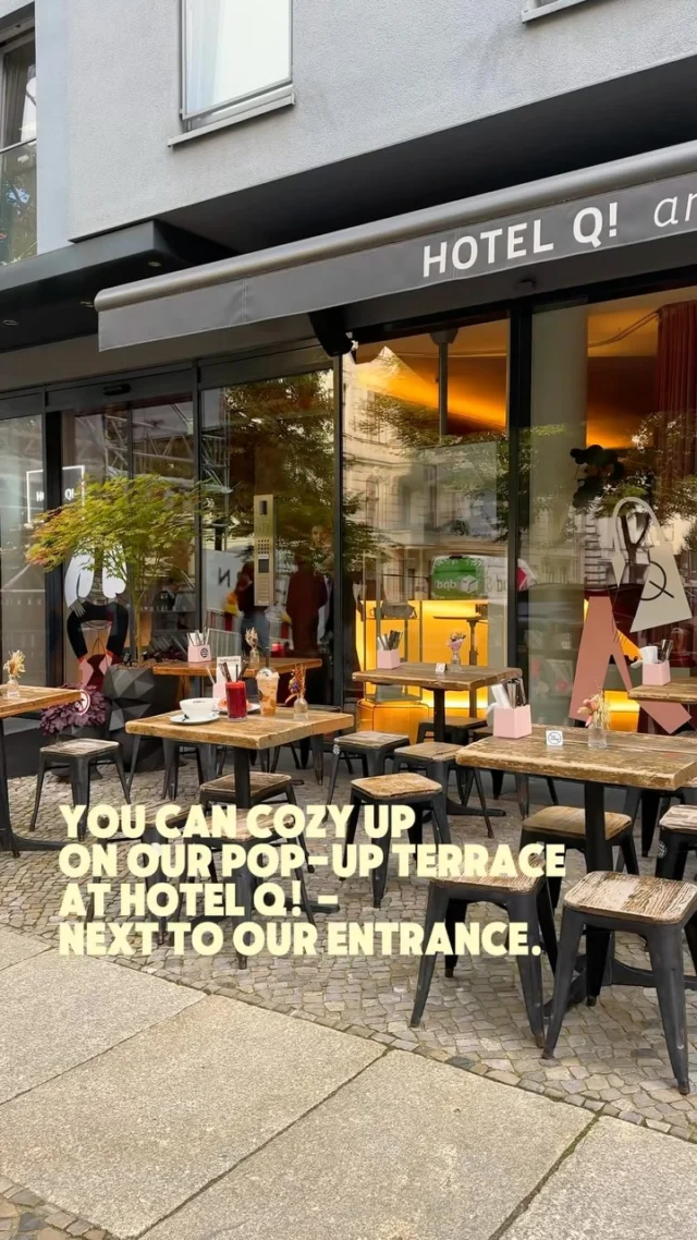 Kleine Baustelle, großer Genuss!Auch wenn es vor unserem Café in Charlottenburg gerade eine kleine Baustelle gibt, sind wir natürlich weiterhin für euch da!Wir verwöhnen euch wie gewohnt mit leckeren Köstlichkeiten, frischen Smoothies und Säften. Wir freuen uns auf euren Besuch! 🩷🇬🇧 A little construction, but all the goodness is still here!There might be a little construction work outside our café in Charlottenburg, but we’re still here and ready to welcome you!Come by and enjoy our delicious treats, fresh smoothies and juices. We can’t wait to see you! 🩷#berlin #berlincafe #berlineats #berlinbakery #berlinfoodguide