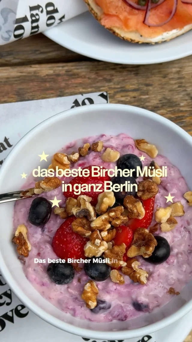 So schmeckt ein perfekter Start in den Tag! 🥣Cremig, fruchtig und mit ganz viel Liebe hausgemacht: unser veganes Bircher Müsli ist der perfekte Mix aus Frische und Genuss! 🍓Wer könnte da widerstehen?🇬🇧 A delicious way to start your day! 🥣Creamy, fruity and homemade with lots of love – our vegan Bircher muesli is the perfect combination of freshness and indulgence! 🍓✨Who could resist? 😍#birchermüsli #vegan #veganfood #breakfastlove #frühstücksliebe healthybreakfast