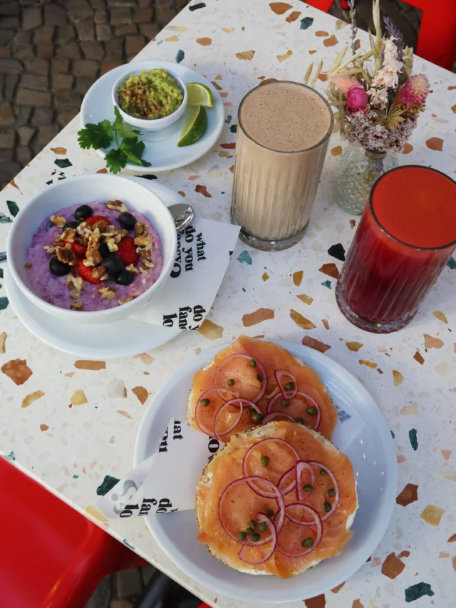Das Frühstück unserer Träume! 🥯 Ob unser beliebter Salmon Bagel, ein leckerer Guacamole Bagel, frischer Saft oder unser Bircher Müsli – bei uns findet ihr alles, was das Frühstücksherz höherschlagen lässt. 🥑 Mit wem würdet ihr am liebsten bei uns frühstücken? 🤍🇬🇧 The breakfast of our dreams! 🥯Whether it’s our popular Salmon Bagel, a delicious Guacamole Bagel, fresh juice or our Bircher Muesli – we’ve got everything your breakfast heart desires. 🥑 Who would you love to have breakfast with? 🤍#berlin #berlinfoodguide #foodguide #foodspots #berlinfoodspots