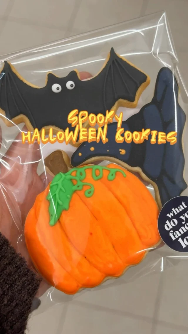 🎃 SPOOKY SEASON HAS BEGUN! 👻 Passend zu Halloween warten bei uns im Café schaurig-süße Halloween Cookies auf euch! Mit ganz viel Liebe in unserer hauseigenen Bäckerei selbstgemacht und einfach zum Anbeißen lecker. Mit wem kommt ihr auf einen spooky Coffee & Cookie Date vorbei? 🧡🇬🇧 SPOOKY SEASON HAS BEGUN! 👻 Just in time for Halloween, we’ve got some spooky-sweet Halloween Cookies waiting for you at our café! Homemade with lots of love in our very own bakery and simply too delicious to resist. Who would you bring along for a spooky coffee & cookie date? 🧡#berlin #berlinfoodguide #foodguide #foodspots #berlinfoodspots